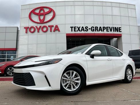 Used 2025 Toyota Camry LE image 2