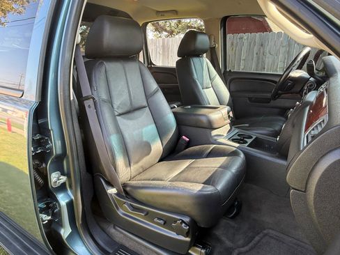 Used 2010 Chevrolet Avalanche LT image 16