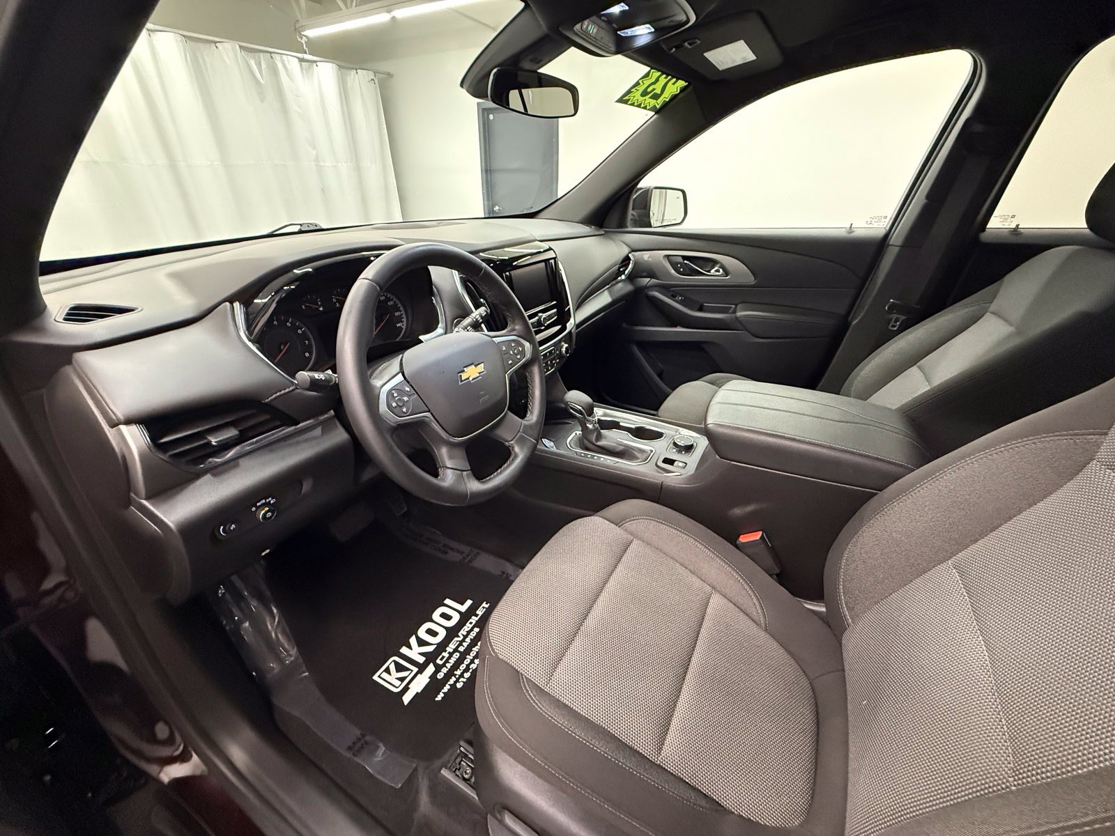 Used 2023 Chevrolet Traverse LT FWD image 11