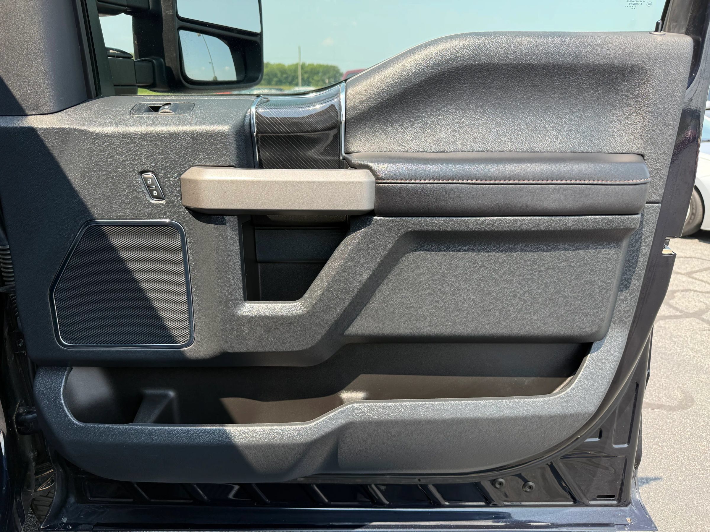 Used 2022 Ford F250 Platinum w/ FX4 Off-Road Package AWD/4WD image 34