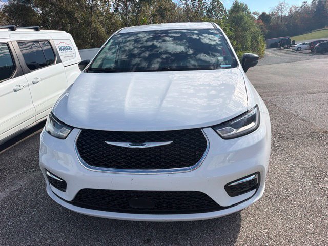 Used 2024 Chrysler Pacifica Touring-L FWD image 3