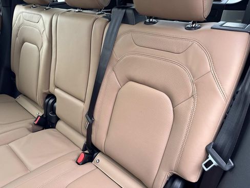 New 2026 Land Rover Defender 110 X-Dynamic SE image 13