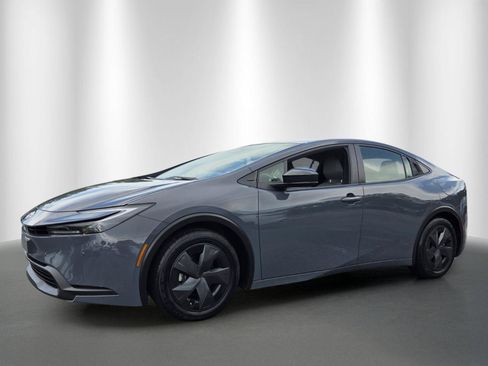 Used 2024 Toyota Prius LE FWD image 3