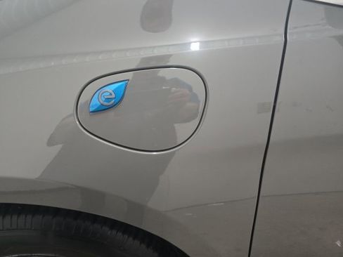 Used 2023 Chrysler Pacifica Touring-L image 18