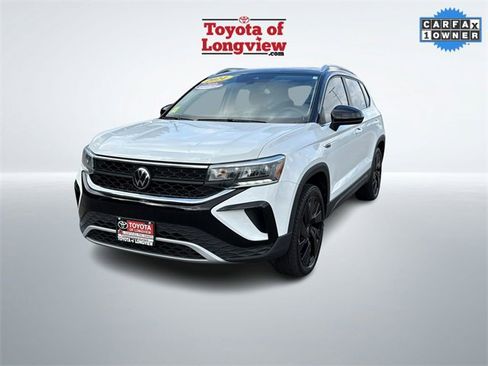 Used 2024 Volkswagen Taos SE image 3