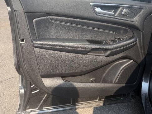 Used 2018 Ford Edge Titanium w/ Technology Package AWD/4WD image 4
