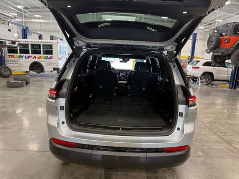 New 2025 Jeep Grand Cherokee L Laredo image 17