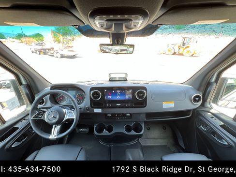 Used 2025 Mercedes-Benz Sprinter 2500 image 9