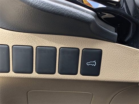 Used 2018 Mitsubishi Outlander SEL image 25