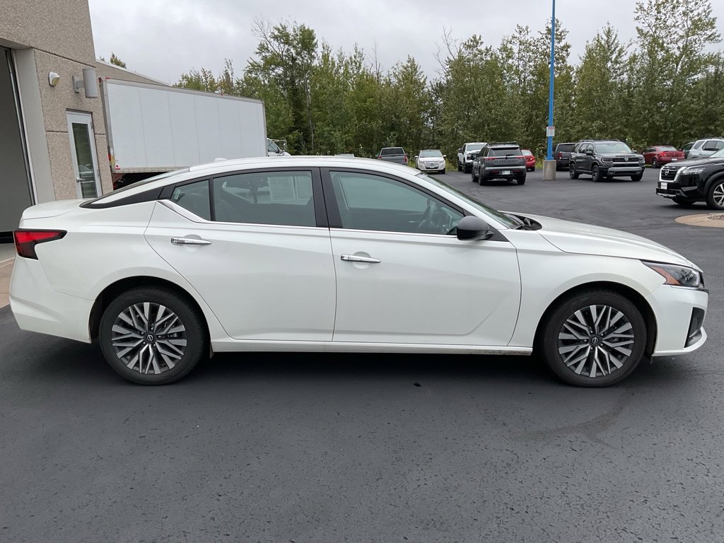 Used 2025 Nissan Altima 2.5 SV AWD/4WD image 4