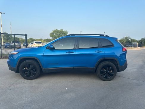 Used 2018 Jeep Cherokee Latitude w/ Altitude Package FWD image 2