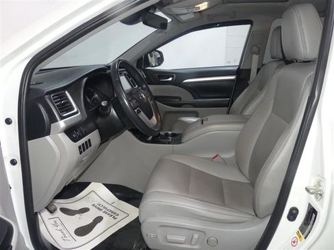 Used 2019 Toyota Highlander XLE image 21