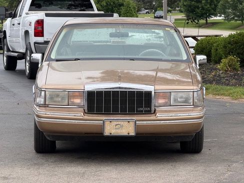Used 1991 Lincoln Town Car Executive RWD image 2