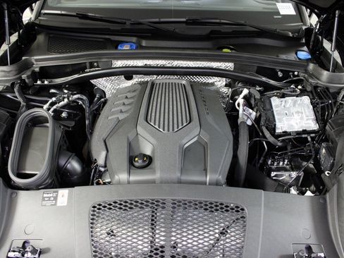 Used 2025 Porsche Macan image 40