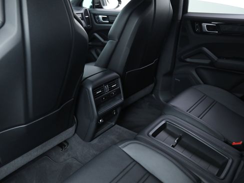 Used 2022 Porsche Cayenne Turbo GT image 35