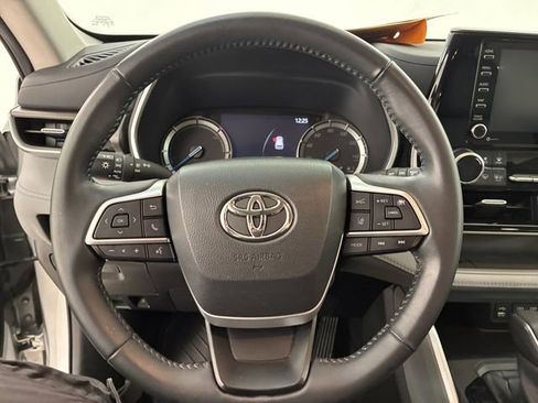 Used 2022 Toyota Highlander XLE AWD/4WD image 22