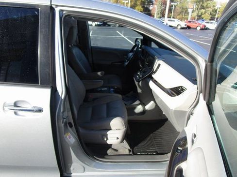 Used 2019 Toyota Sienna XLE FWD image 28