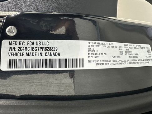 Used 2023 Chrysler Pacifica Touring-L image 11