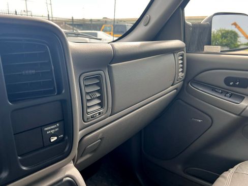 Used 2004 GMC Sierra 2500 SLT w/ Skid Plate Package image 36