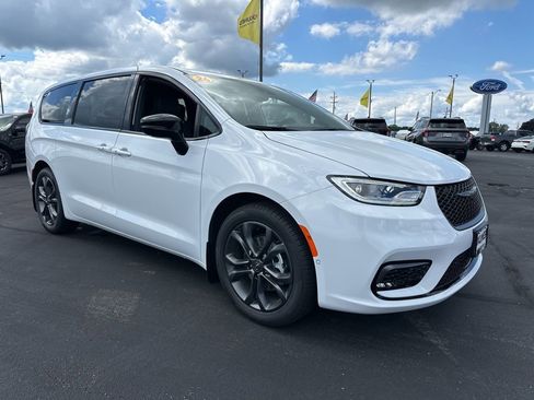 New 2026 Chrysler Pacifica Select image 2