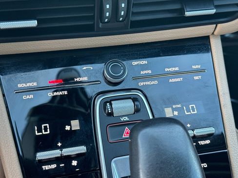 Used 2022 Porsche Cayenne Platinum Edition image 21