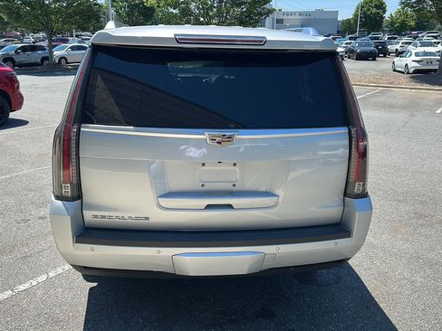 Used 2016 Cadillac Escalade ESV Premium AWD/4WD image 4