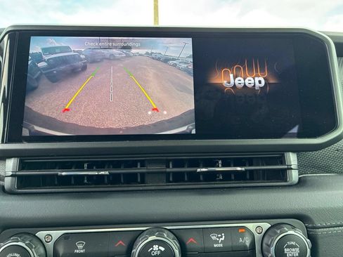 Used 2024 Jeep Wrangler Unlimited Rubicon AWD/4WD image 15
