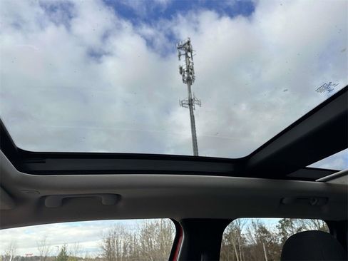 Used 2020 Jeep Renegade Latitude w/ UConnect 8.4 Nav Group image 18