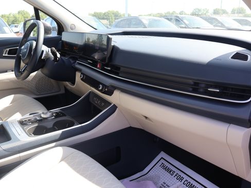 Used 2025 Kia Carnival EX FWD image 9