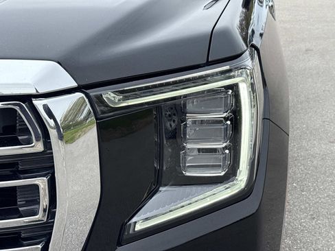 Used 2022 GMC Yukon XL SLT w/ SLT Luxury Package image 11