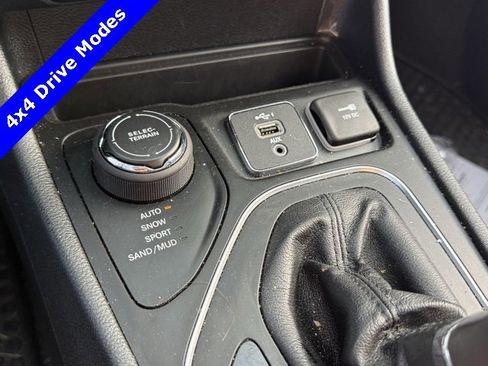 Used 2020 Jeep Cherokee Latitude Plus w/ Cold Weather Group image 4