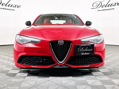 Used 2023 Alfa Romeo Giulia Veloce AWD/4WD image 2