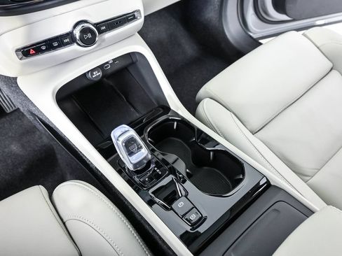 Certified 2026 Volvo XC40 B5 Plus AWD/4WD image 18