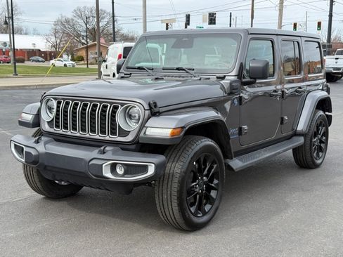 Used 2025 Jeep Wrangler Unlimited Sahara AWD/4WD image 4