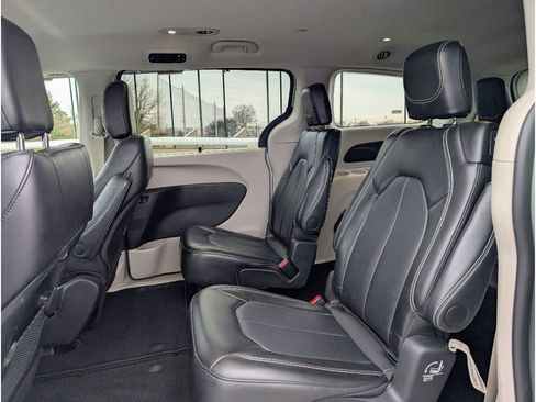 Used 2024 Chrysler Pacifica Touring-L image 15
