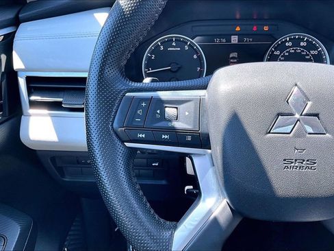 Used 2025 Mitsubishi Outlander SE AWD/4WD image 11