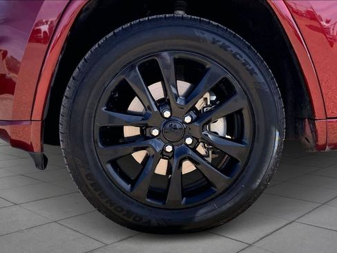 Used 2022 Jeep Grand Cherokee Laredo X image 11