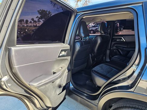 Used 2025 Mitsubishi Outlander SE image 18