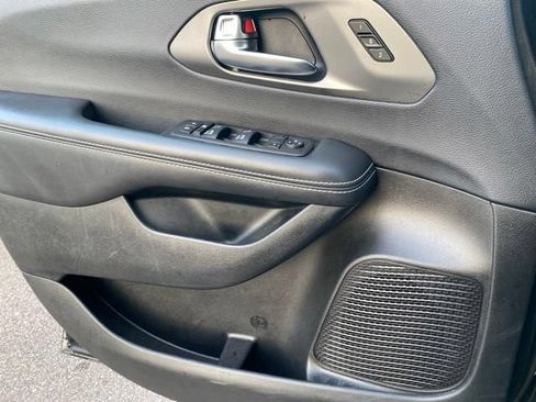 Used 2025 Chrysler Pacifica Select FWD image 20