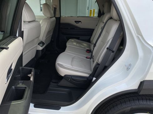 Certified 2023 Nissan Pathfinder SL w/ Black Appearance Package FWD image 25