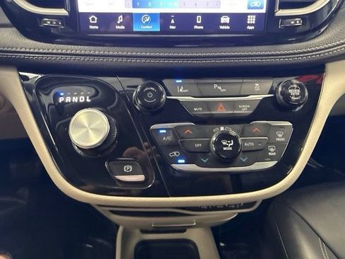 Used 2024 Chrysler Pacifica Limited FWD image 40