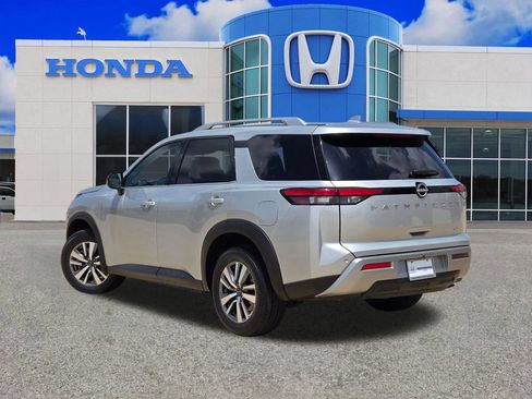 Used 2025 Nissan Pathfinder SL FWD image 5