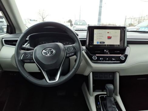Used 2025 Toyota Corolla Cross LE w/ Moonroof Package image 18
