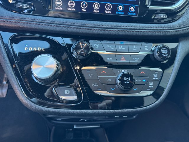Used 2020 Chrysler Pacifica Limited FWD image 35