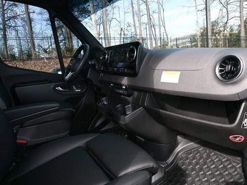 Used 2023 Mercedes-Benz Sprinter 2500 image 25