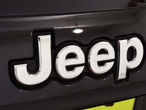 Used 2020 Jeep Grand Cherokee Overland AWD/4WD image 23