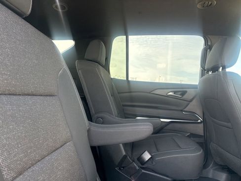 Used 2025 Chevrolet Traverse LT image 32