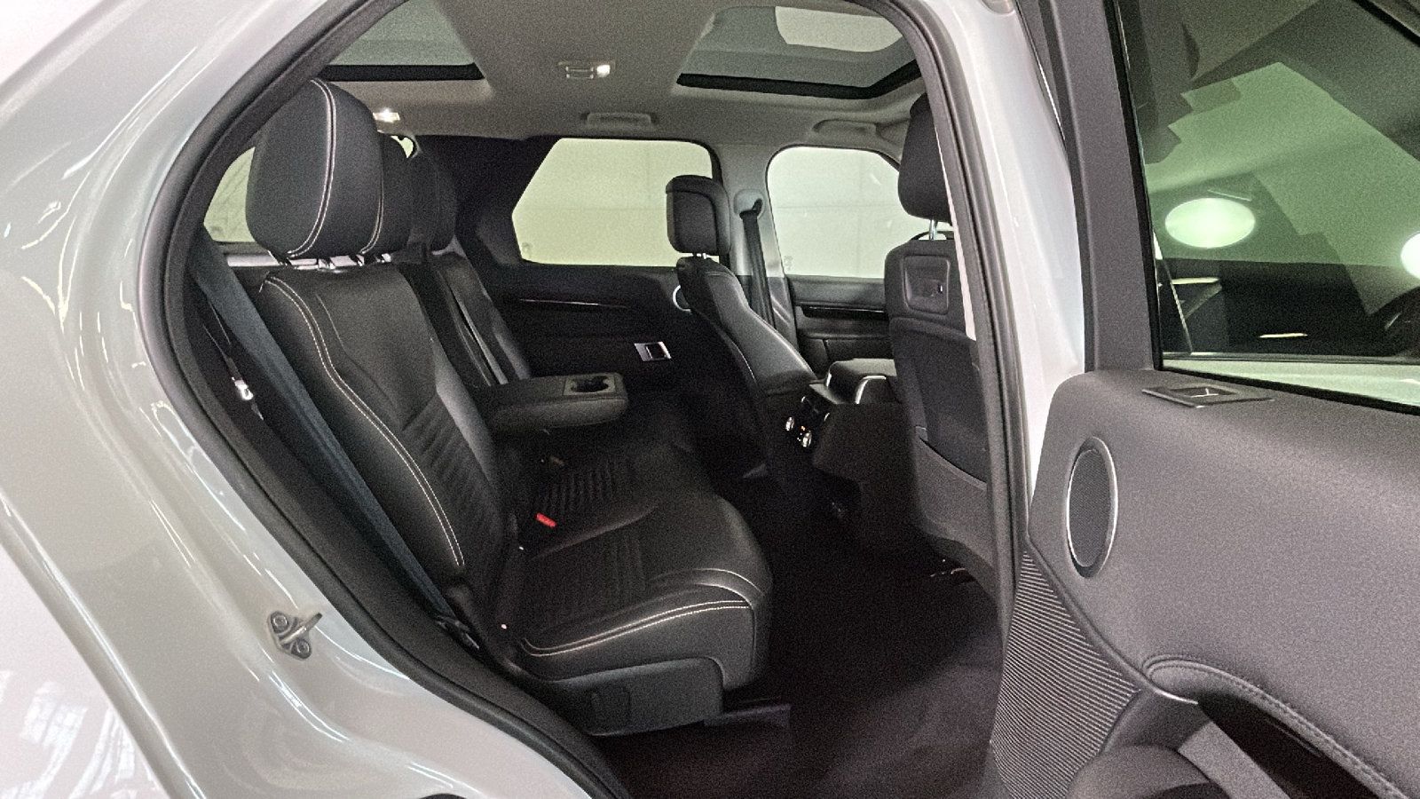 Used 2024 Land Rover Discovery S AWD/4WD image 32