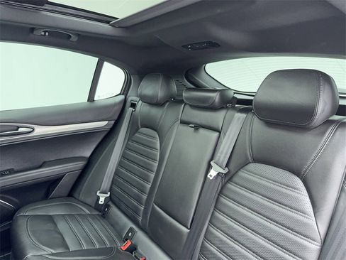 Used 2022 Alfa Romeo Stelvio Veloce image 40