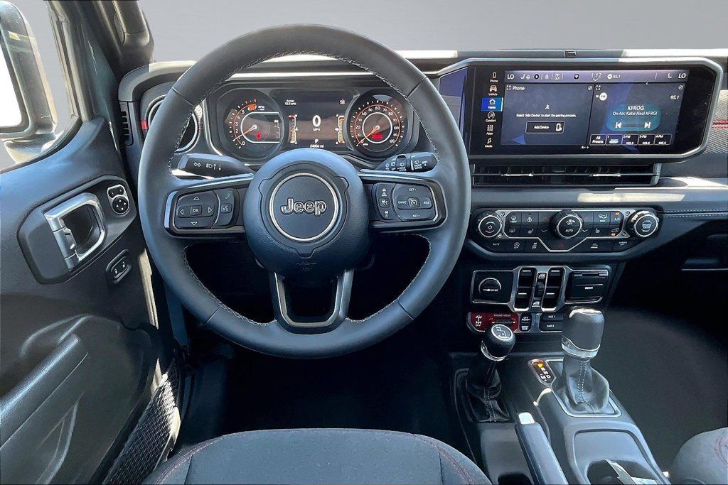 Certified 2025 Jeep Wrangler Unlimited Rubicon w/ Convenience Group AWD/4WD image 5